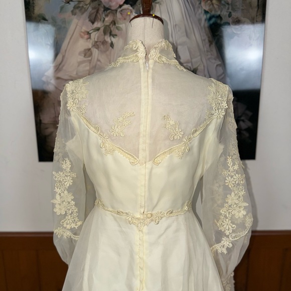 Elegant Vintage 1970s Organza Wedding Gown & Hat Veil - Picture 12 of 12